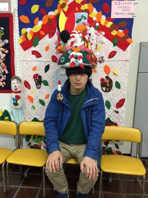 おはなしおばさんのぼうしをかぶった大橋裕之さんです。1月の帽子。