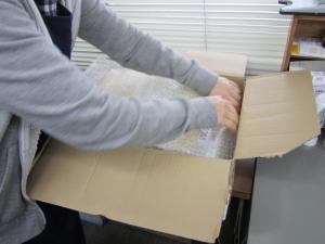 愛知県図書館へ送る箱を用意しているところです。