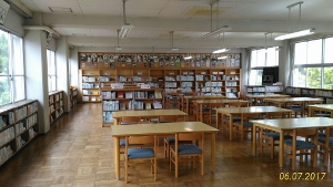 三谷東小学校図書館の様子