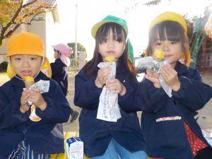 子供たちが焼き芋を食べています。