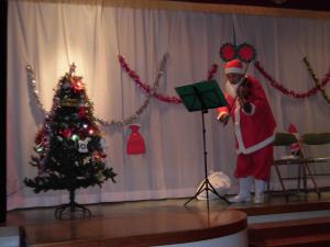 サンタさんがバイオリンをひいています。