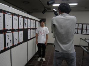 展示室で新聞社取材。大橋裕之さんを撮影中の様子です。