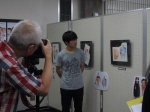 展示室で地域の情報誌より取材がありました。大橋裕之さんを撮影しているところです。
