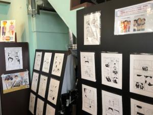 蒲郡市内で図書館と同じ期間に開催中の漫画家大橋裕之さんの展示会の様子です。