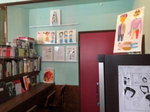蒲郡市内の珈琲店で開催されている大橋裕之さんの漫画の原画展の様子です。