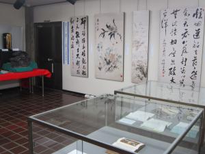 開館50周年記念展示の様子です。書や絵のパネルもあります。