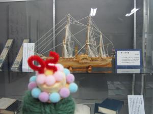 開館50周年記念展示の様子です。船の模型もあります。