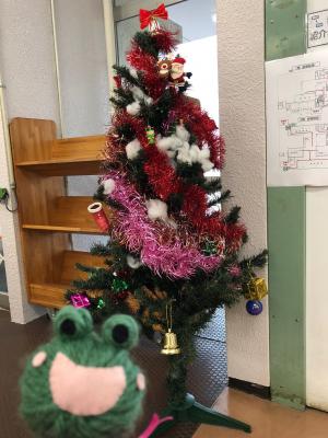 児童室のクリスマスツリーです。キラキラ。
