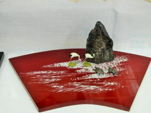 この写真は盆石の小物の鶴と亀を紹介しています。