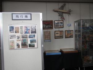 この写真は展示室で飛行機のコレクションを紹介している所です。