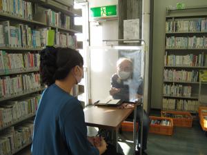 この写真は読書週間イベントの西澤先生にきいてみようの様子です。