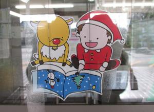 この写真は図書館正面玄関のクリスマスの飾りです。