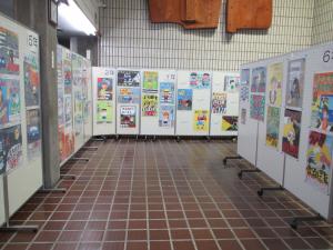 この写真は小学生が描いたポスターの展示会です。