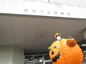 この写真は図書館の前にいるオバケかぼちゃです。