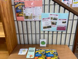 この写真は愛知県図書館報のあゆちを紹介、配布しているところです。