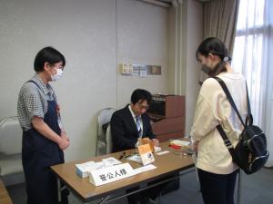 この写真は笹公人講師のサイン会です。