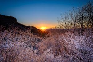 この写真は写真集団雲の作品です。雪山の夜明け