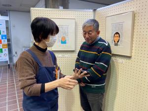 この写真は展示準備が終わった内藤勲さんと図書館スタッフです。