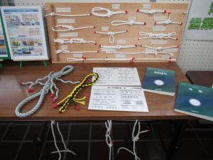 この写真は三谷水産高校展のロープ結び方見本です。