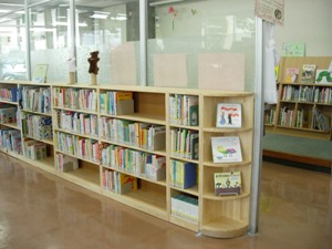 児童室　新しい書架