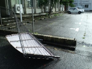 台風で倒壊したフェンス