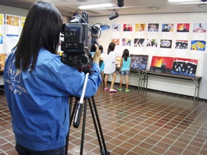 高校生が職場体験で撮影をしています。