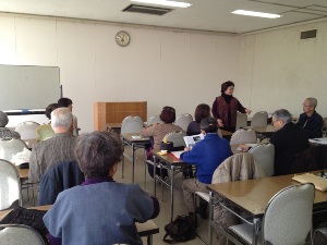 鈴木順子先生と教室の様子です。楽しそうです。