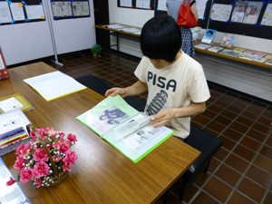 展示室中央には、大橋さんの漫画やインタビューの記事をファイルにまとめてありますよ。