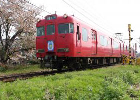 名鉄西尾・蒲郡線の赤い電車が走行している写真
