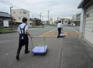 荷物を運ぶために台車を持っていきます。