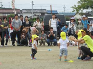かけっこをする１歳児