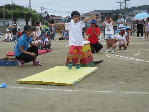 跳び箱を跳んでポ－ズを決める５歳児