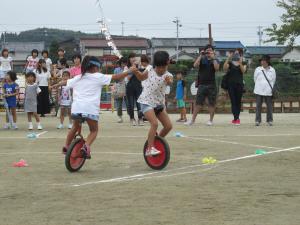 一輪車でスピンのりする５歳児