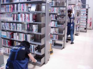 こちらは蔵書点検後の書架整理の様子です。上から下まで整理します。