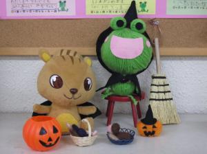児童室のめくるくんは、ハロウィンの変装を楽しんでいます。会いに来てね。