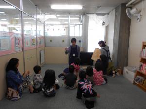読書週間の特別なおはなし会。魚や恐竜などのおはなしがありました。