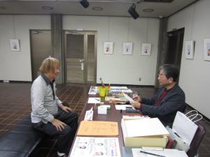 内藤さんと楽しくお話をしながら似顔絵が完成します。