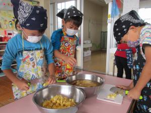 包丁でさつま芋を切る子ども達