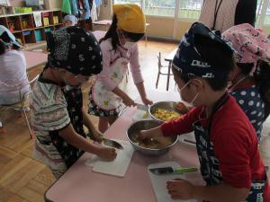 さつま芋ケーキを作る子ども達