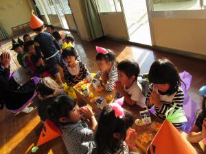 おやつパーティをする子ども達