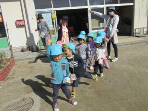 友達と手をつなぐ２歳児