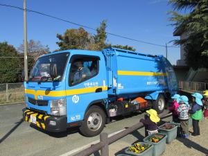 ゴミ収集車を見る未満児①
