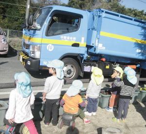 ゴミ収集車を見る未満児②