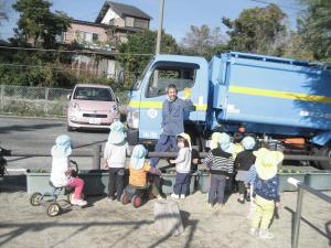 ゴミ収集車の方に挨拶をする未満児