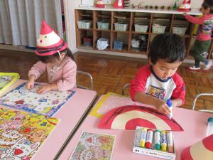 クリスマスの帽子を作る２歳児