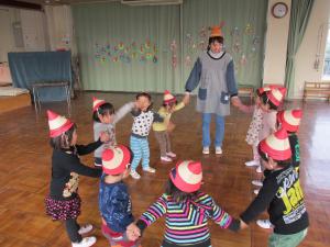 サンタの帽子をかぶってジングルベルを踊る２歳児
