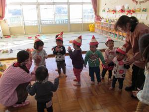 サンタの帽子をかぶってジングルベルを踊る０歳児と１歳児