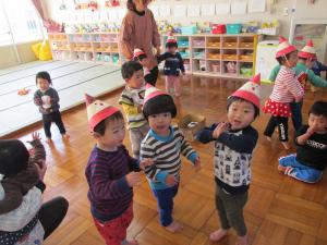 サンタの帽子をかぶってジングルベルを踊る0歳児と１歳児
