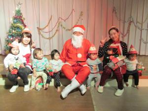サンタさんと一緒に写真を撮る０歳児