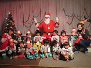 サンタさんと一緒に写真を撮る１歳児